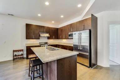 Main picture of 5771 N Ridge Ave