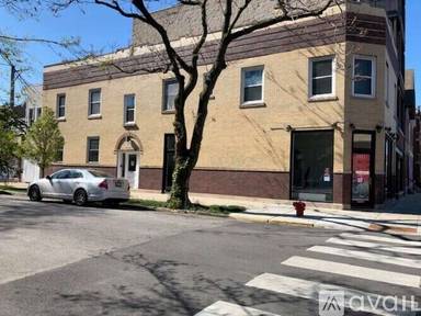 Main picture of 2004 W Cortland St