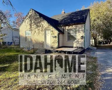 Main picture of 674 W Pine St
