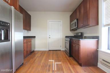 Main picture of 740 W Addison St