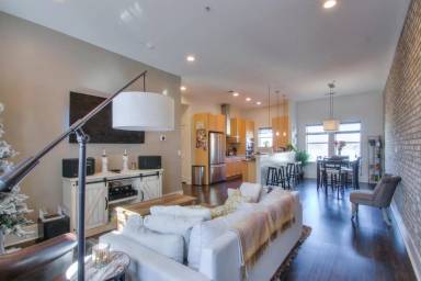 Main picture of 3204 Long Boulevard