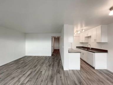 Main picture of 410 Lake St S