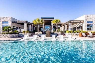 Main picture of 8401 Bluff Springs Rd