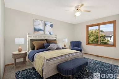 Main picture of 464 Roundhouse St