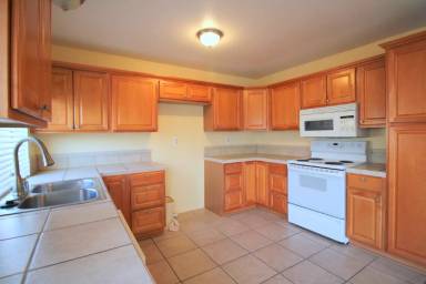 Main picture of 27481 Embassy St