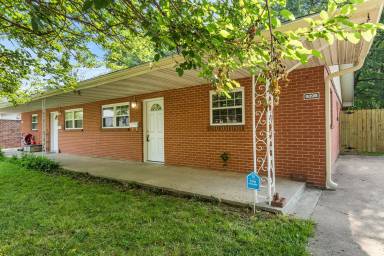 Main picture of 809 Young St