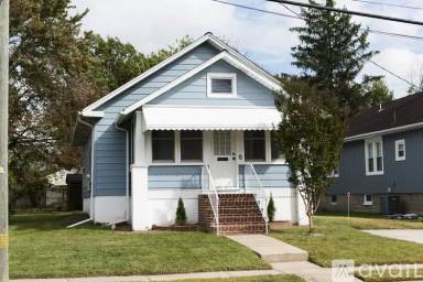 Main picture of 8 Poplar Ave