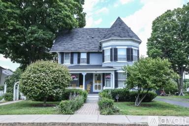Main picture of 11 Pleasant St