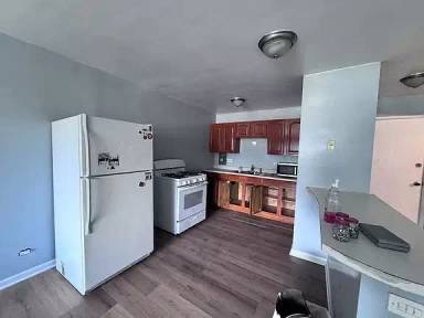Main picture of 2400 W Balmoral Ave