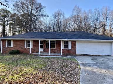 Main picture of 33 Lynhaven Dr