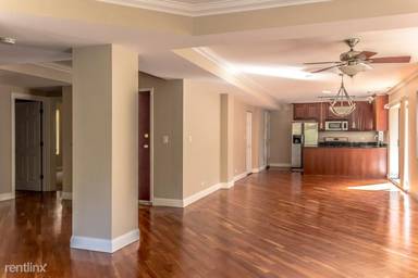 Main picture of 4627 S Drexel Blvd