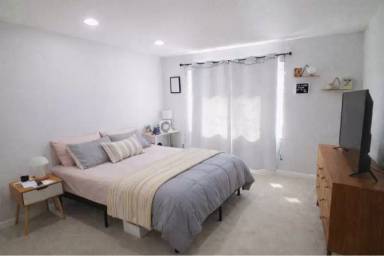 Main picture of 1533 N Riverside Ave