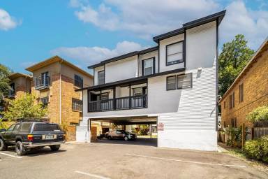 Main picture of 912 W 22nd 1/2 St