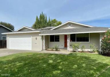 Main picture of 815 Goldenrod Ct