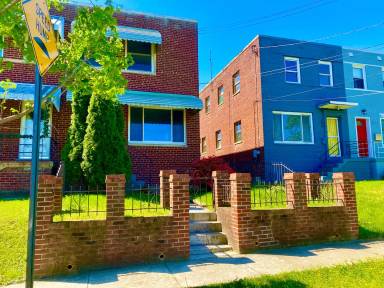Main picture of 813 Jefferson St NE
