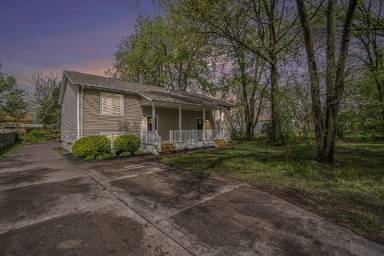 Main picture of 211 Maple St