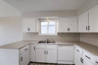 Main picture of 6111 S 77th St