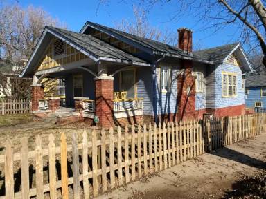 Main picture of 215 W Jasper St