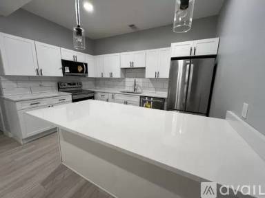 Main picture of 327 N Clarendon Ave