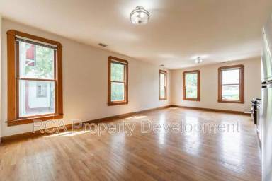 Main picture of 243 E 11th St