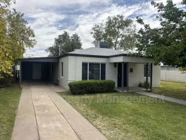 Main picture of 3311 E Yale St