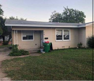 Main picture of 910 Circle Dr