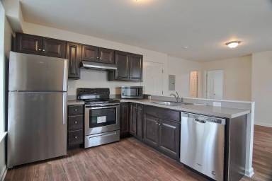 Main picture of 990 E High St