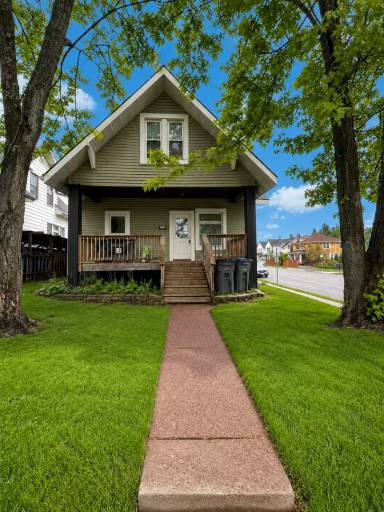 Main picture of 902 N 11th Ave E