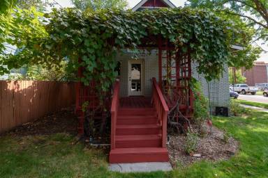 Main picture of 1400 W Resseguie St