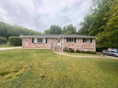 Main picture of 210 Hawthorne Dr