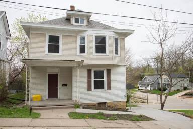 Main picture of 702 Caledonia Pl