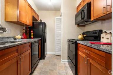 Main picture of 100 Lakeshore Dr NE