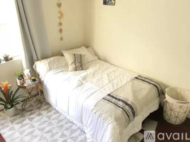 Main picture of 927 W College St