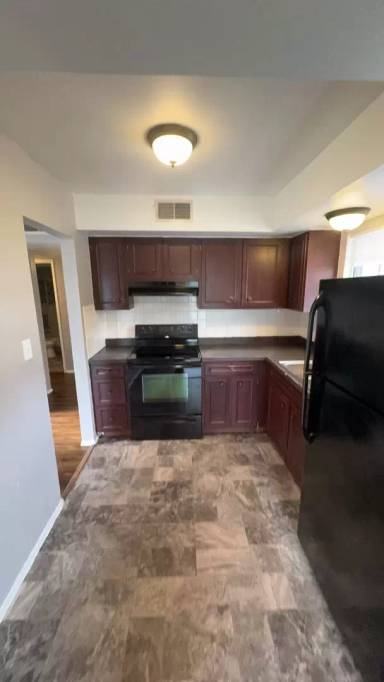 Main picture of 919 W Crestwood Dr