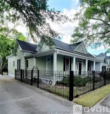 Main picture of 1103 N Elm St