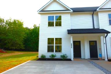Main picture of 301 McConnell Rd