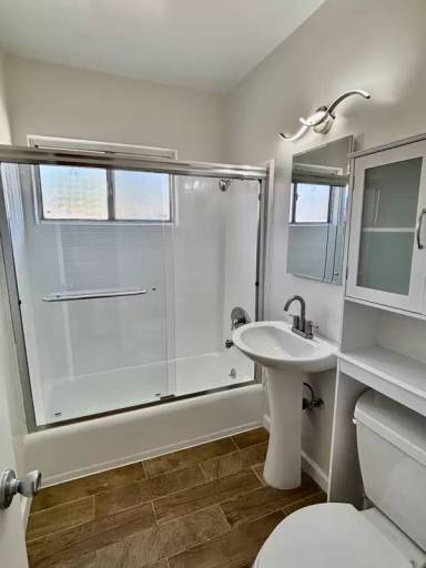Main picture of 6640 Woodman Ave