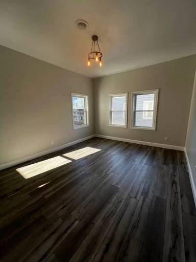 Main picture of 553 N Main St
