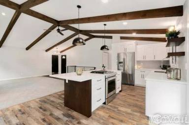 Main picture of 1001 Camelot Cir