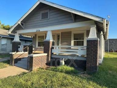 Main picture of 208 W 1st St