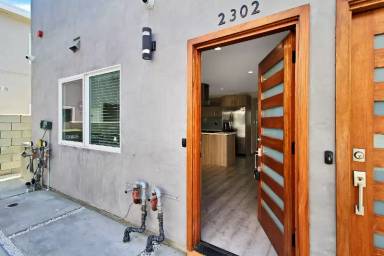 Main picture of 2302 Carmona Ave