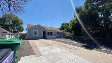 Main picture of 4842 Steele St