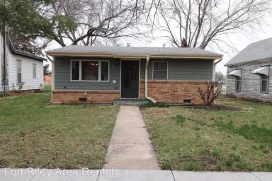 Main picture of 136 E 2nd St
