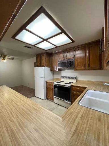 Main picture of 616 W Yosemite Ave