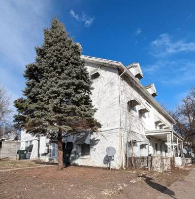 Main picture of 832 W 8th St