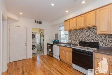 Main picture of 1433 W Oakdale Ave