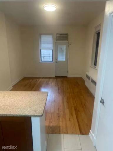 Main picture of 225 E 10th St