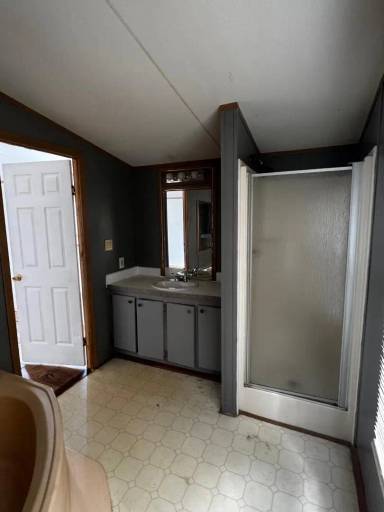 Main picture of 2000 S Houston Ave