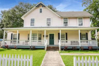 Main picture of 301 E Robert St