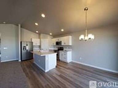 Main picture of 5460 N Maplestone Ave